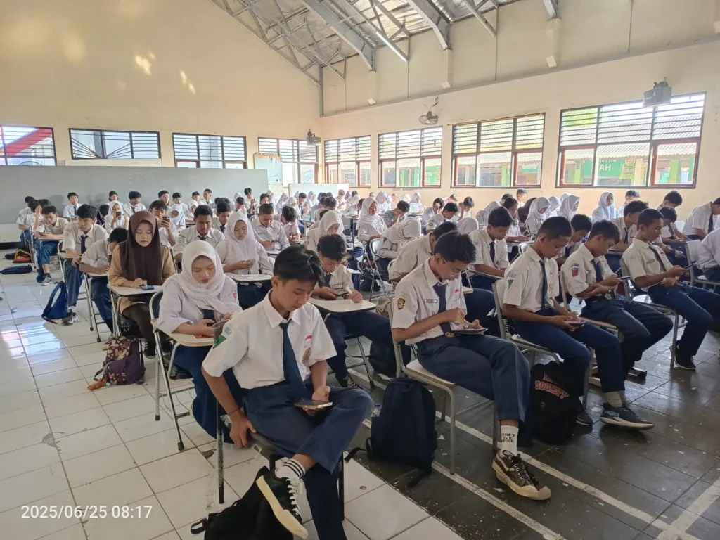 Peserta sedang mengikuti Tes Potensi Akademik (TPA) SPMB menggunakan smartphone. (Foto: Ebby Gunawan)
