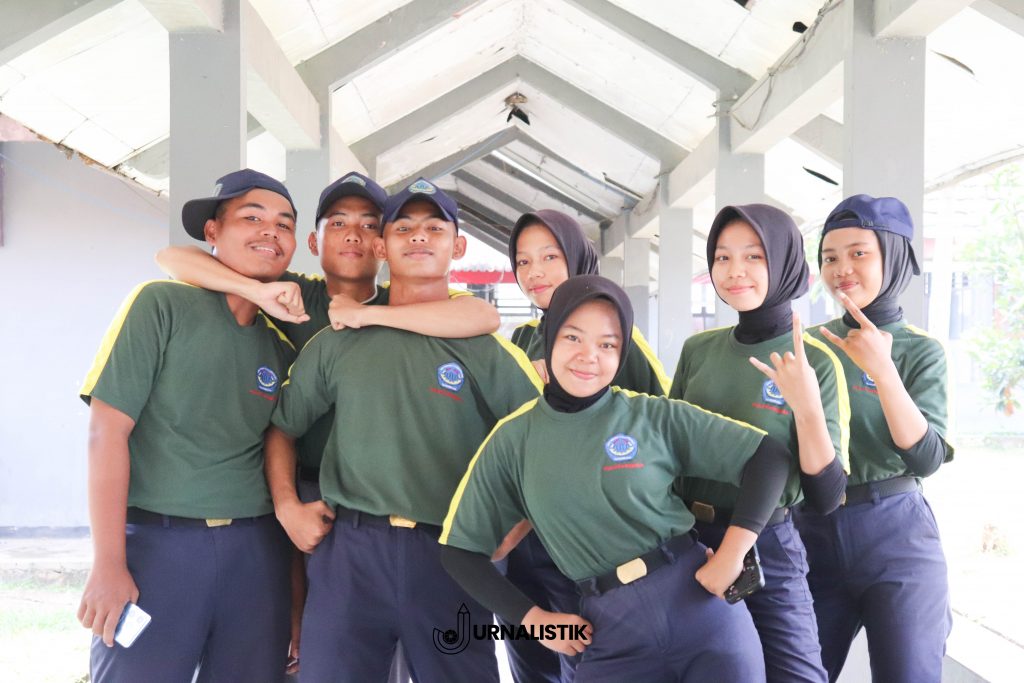 Guru dan siswa SMKN 1 Kabupaten Tangerang berfoto bersama