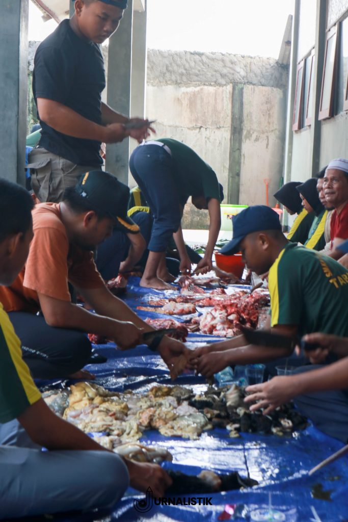 Peserta didik SMKN 1 Kabupaten Tangerang membantu proses pemotongan dan pengemasan daging qurban