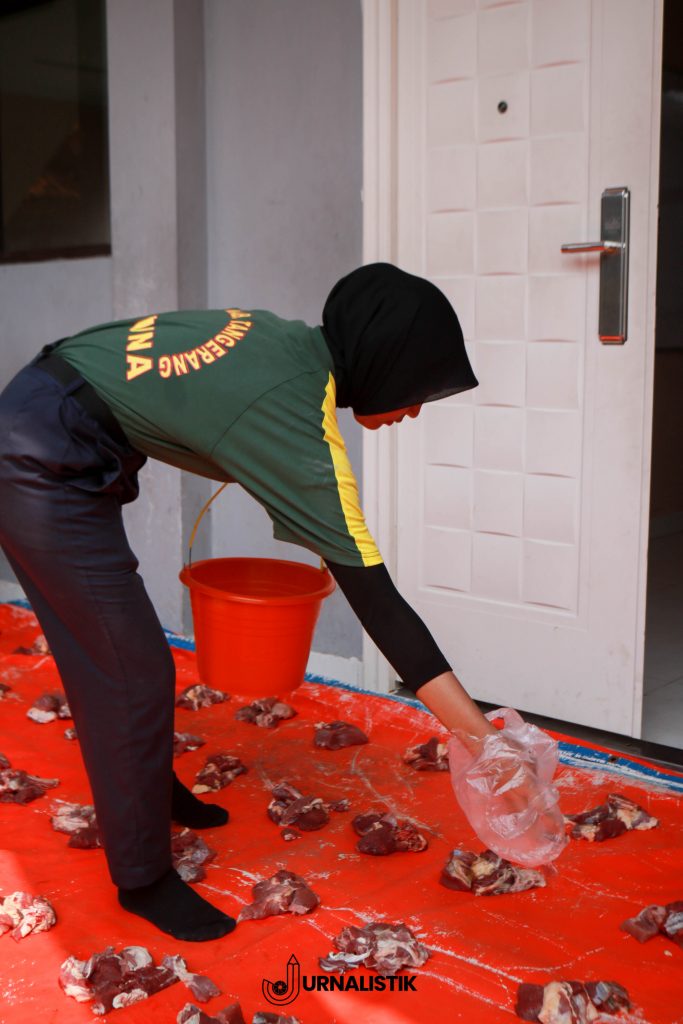 Peserta didik SMKN 1 Kabupaten Tangerang membantu proses pemotongan dan pengemasan daging qurban