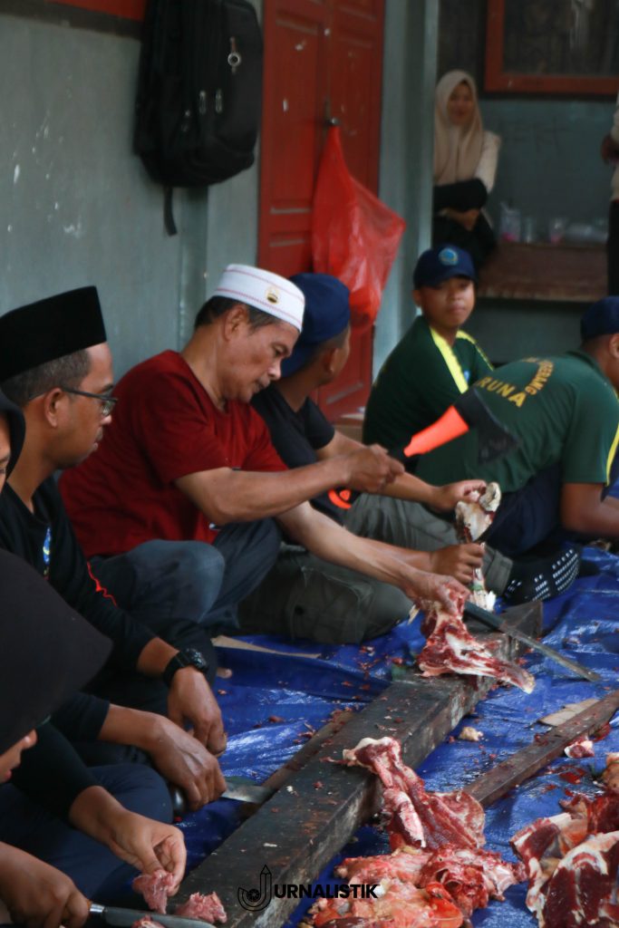 Peserta didik SMKN 1 Kabupaten Tangerang membantu proses pemotongan dan pengemasan daging qurban