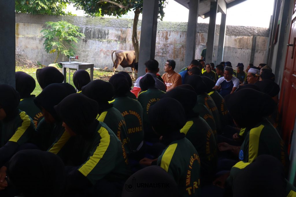 Guru dan siswa SMKN 1 Kabupaten Tangerang berfoto bersama