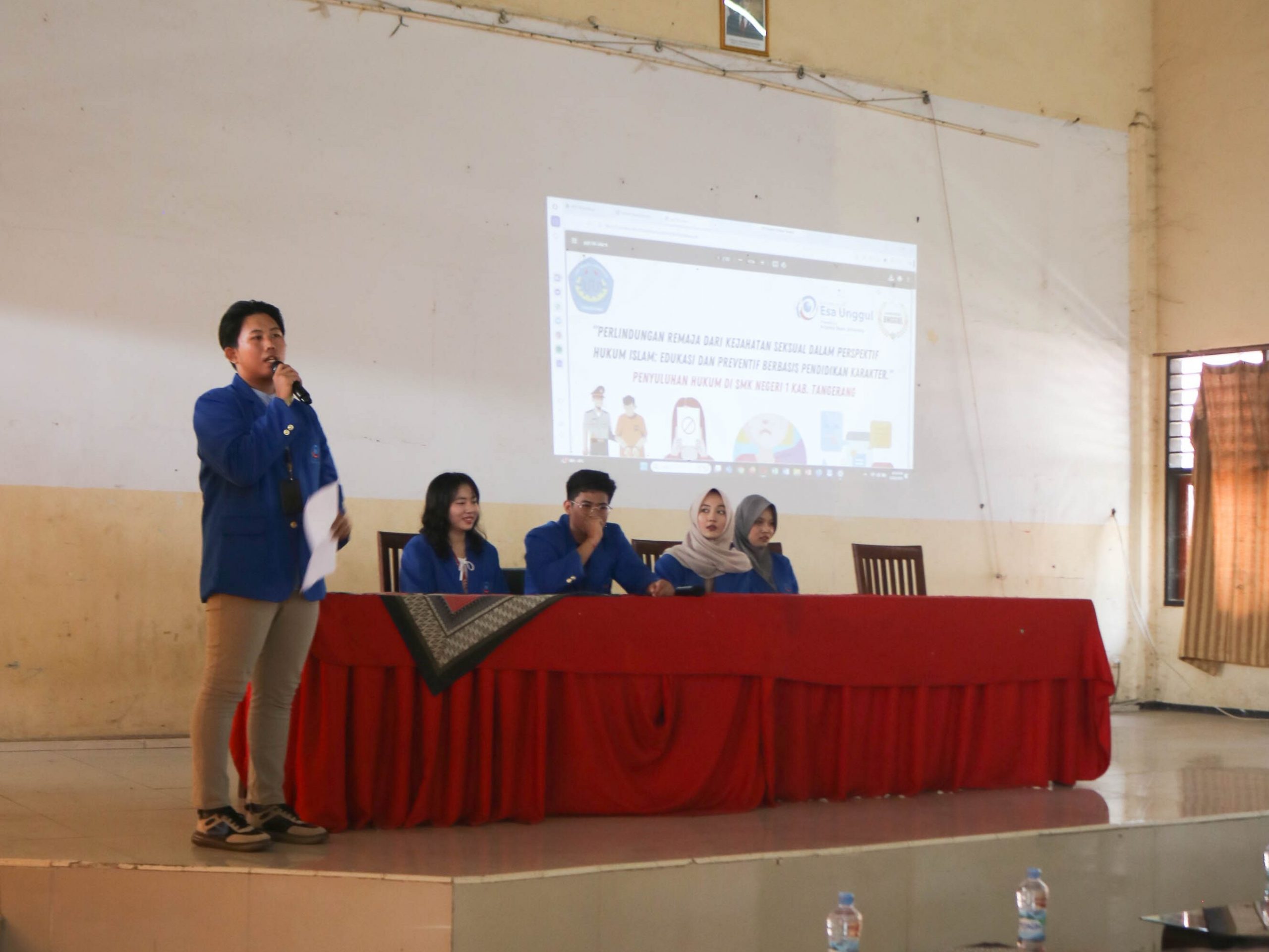 Narasumber dari Universitas Esa Unggul Citra Raya sedang menyampaikan materi kepada peserta didik SMKN 1 Kabupaten Tangerang