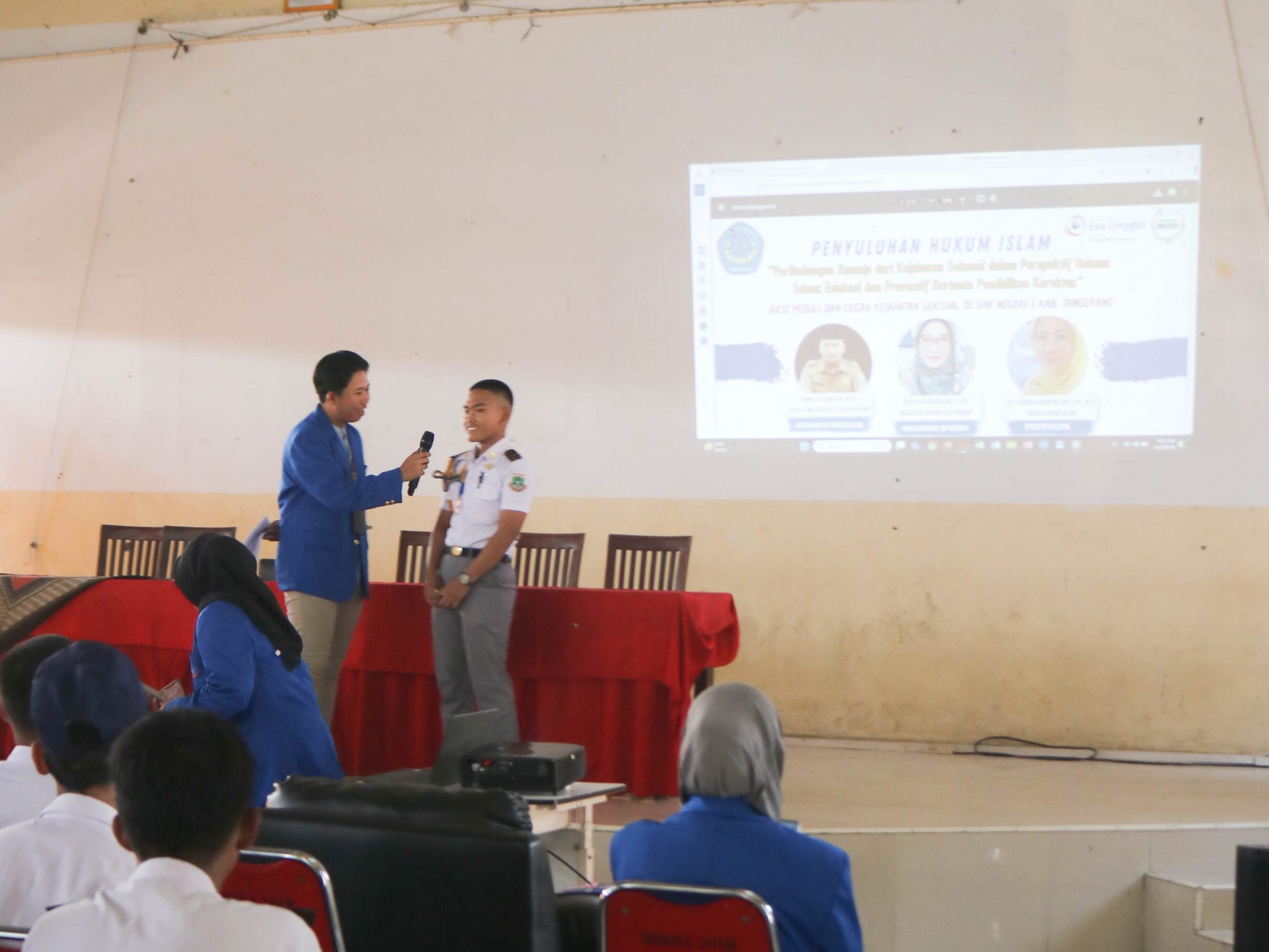 Narasumber dari Universitas Esa Unggul Citra Raya sedang menyampaikan materi kepada peserta didik SMKN 1 Kabupaten Tangerang