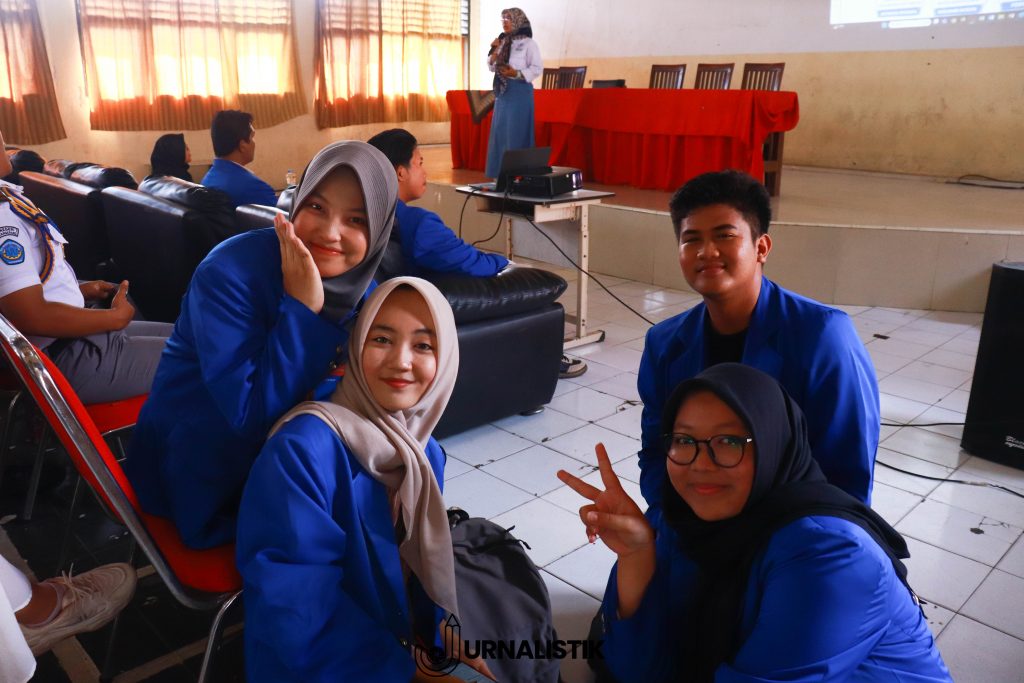 Foto bersama peserta penyuluhan kampus SMKN 1 Kabupaten Tangerang dan tim Universitas Esa Unggul Citra Raya setelah acara selesai