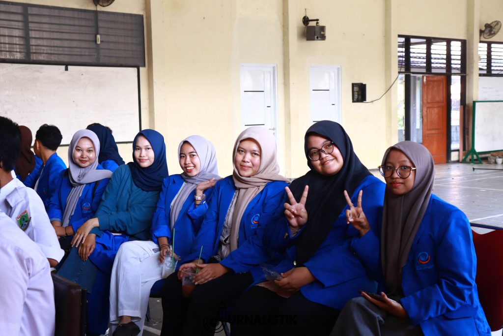Foto bersama peserta penyuluhan kampus SMKN 1 Kabupaten Tangerang dan tim Universitas Esa Unggul Citra Raya setelah acara selesai