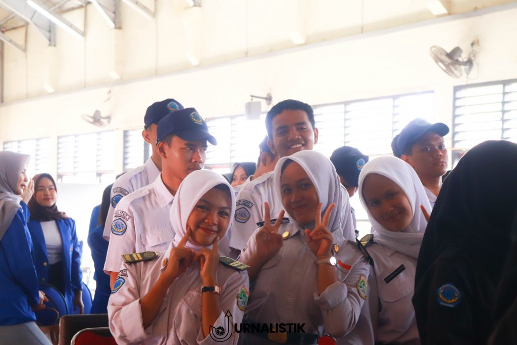 Foto bersama peserta penyuluhan kampus SMKN 1 Kabupaten Tangerang dan tim Universitas Esa Unggul Citra Raya setelah acara selesai