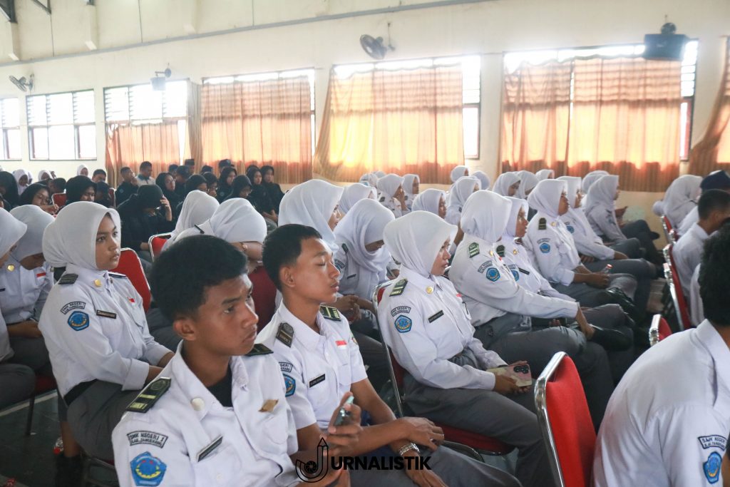 Siswa SMKN 1 Kabupaten Tangerang bertanya kepada narasumber dalam sesi penyuluhan kampus bersama Esa Unggul