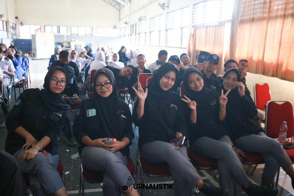 Foto bersama peserta penyuluhan kampus SMKN 1 Kabupaten Tangerang dan tim Universitas Esa Unggul Citra Raya setelah acara selesai